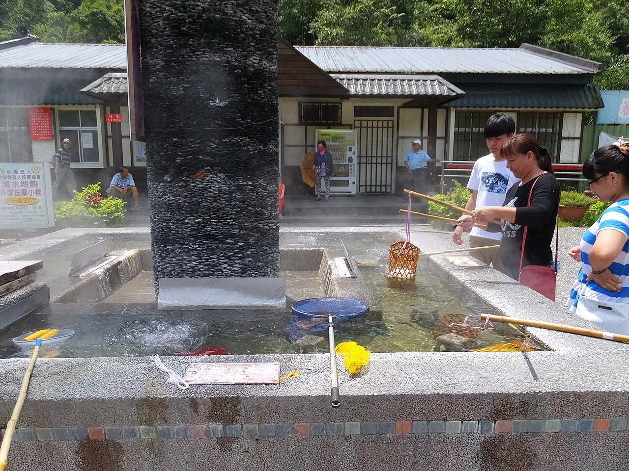 遊客在清水地熱公園以竹簍體驗地熱煮食