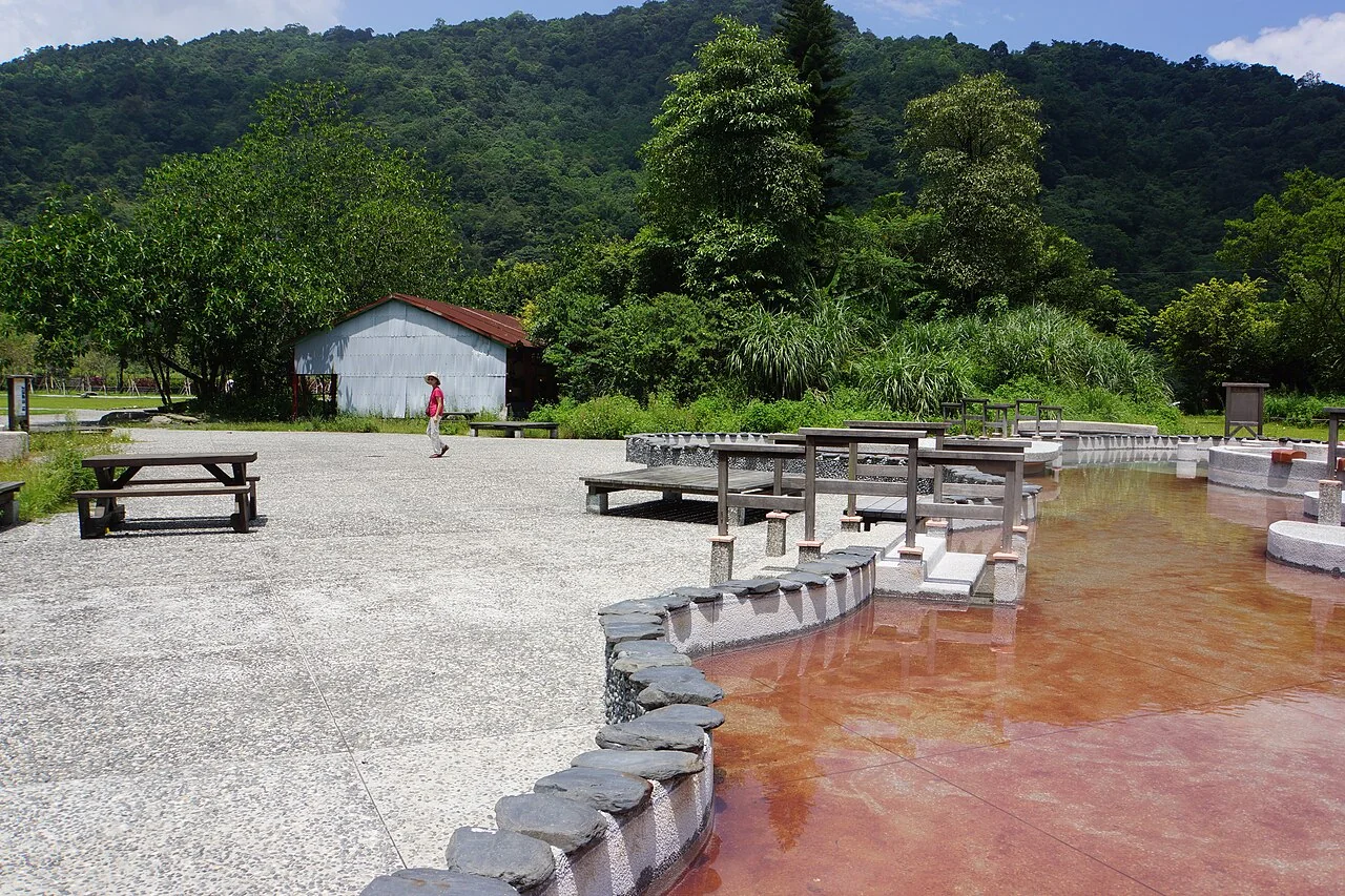 清水地熱公園山谷與地熱水池實景