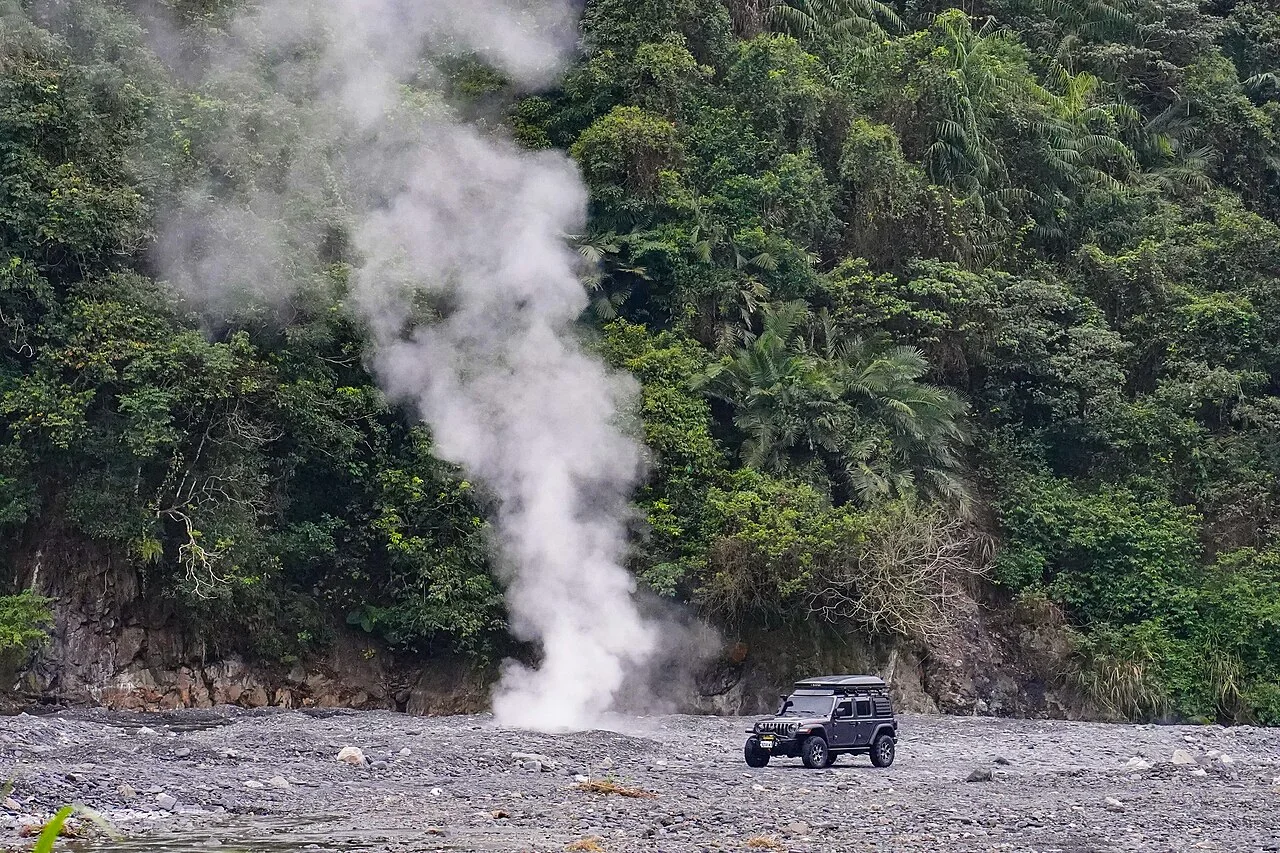 清水地熱區冒出蒸氣的實景